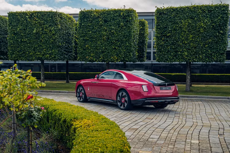 Chiếc Rolls-Royce Ghost năm nay lại mang trên mình ngoại thất màu xanh Blue Crystal over Black, biểu tượng của Ghost được tạo ra để tôn vinh sự kiện này, toát lên vẻ sang trọng và tinh tế vượt thời gian.