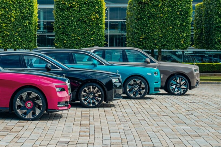 Phantom mang đến cho khách hàng một cơ hội chưa từng có: cơ hội trưng bày các tác phẩm nghệ thuật, điêu khắc hoặc đồ vật thể hiện bản thân theo phong cách trong bảng điều khiển của xe.