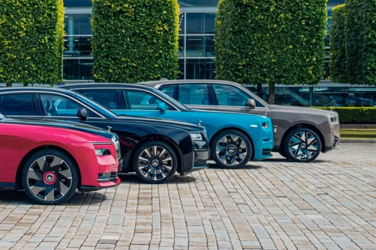 Phantom mang đến cho khách hàng một cơ hội chưa từng có: cơ hội trưng bày các tác phẩm nghệ thuật, điêu khắc hoặc đồ vật thể hiện bản thân theo phong cách trong bảng điều khiển của xe.