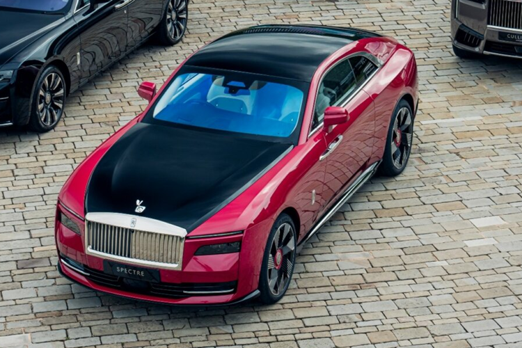 Đối với mẫu xe này, nghệ nhân của Rolls-Royce đã dành hơn 35 giờ để tạo ra một Gallery trên bảng điều khiển bằng da đơn sắc tuyệt đẹp với họa tiết thêu sóng có 47.319 mũi khâu. Sự đổi mới kết hợp sự khéo léo tinh tế với Bộ sưu tập Hành lý Kinetic bổ sung cho chiếc xe hơi sang trọng.