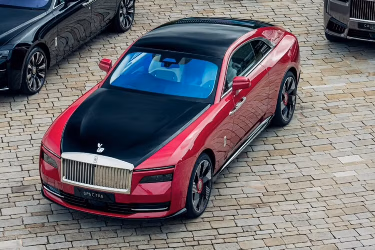 Đối với mẫu xe này, nghệ nhân của Rolls-Royce đã dành hơn 35 giờ để tạo ra một Gallery trên bảng điều khiển bằng da đơn sắc tuyệt đẹp với họa tiết thêu sóng có 47.319 mũi khâu. Sự đổi mới kết hợp sự khéo léo tinh tế với Bộ sưu tập Hành lý Kinetic bổ sung cho chiếc xe hơi sang trọng.