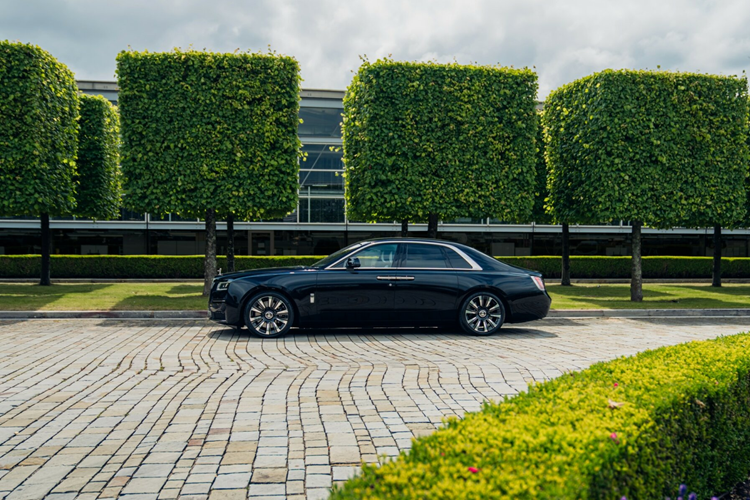 Bộ hành lý này được hoàn thiện với chất liệu da màu đen, với các chi tiết màu trắng Arctic White và đường khâu Diba Teal và được thiết kế và chế tác tỉ mỉ bởi các nghệ nhân tài năng của Rolls-Royce.