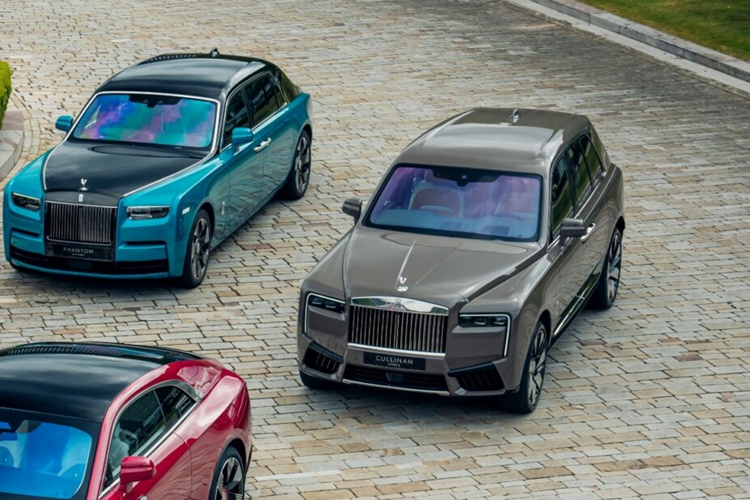 Chiếc xe này được hoàn thiện với hai tông màu nổi bật là Diba Teal và Black Diamond cùng với đường Coachline màu đen. Cảm hứng cho chiếc xe có động cơ này đến từ French Riviera, một địa điểm nổi tiếng thế giới với lối sống hào nhoáng, phong cảnh có một không hai và phong cảnh tuyệt đẹp.