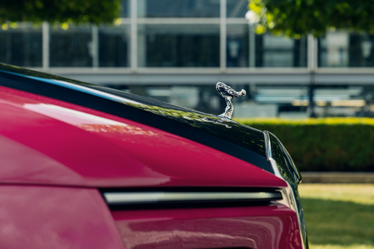 Bên trong nội thất, xe được phối màu với phong cách trang nhã nhưng tối giản vẫn tiếp tục với đường màu xám Cashmere và da Chartreuse và được trang trí với họa tiết Placed Perforation phức tạp.