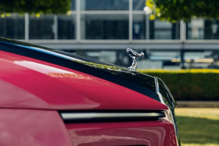 Bên trong nội thất, xe được phối màu với phong cách trang nhã nhưng tối giản vẫn tiếp tục với đường màu xám Cashmere và da Chartreuse và được trang trí với họa tiết Placed Perforation phức tạp.