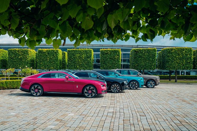 Cullinan Series II là phiên bản nâng cấp mới được ra mắt gần đây với những thay đổi về diện mạo cũng như nâng cấp thêm về các chi tiết cá nhân hóa. Trong sự kiện lần này, hãng xe siêu sang Rolls-Royce đã mang đến những màu sơn Emperador Truffle đến trưng bày tại sự kiện.