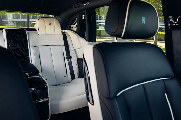 Ngoại thất được hoàn thiện với đường viền Coachline màu đen. Khoang nội thất của xe cũng được phối giữa hai màu da là Hồng Peony Pink và Trắng Arctic White, từ đây đem đến một sự sang trọng khác biệt.