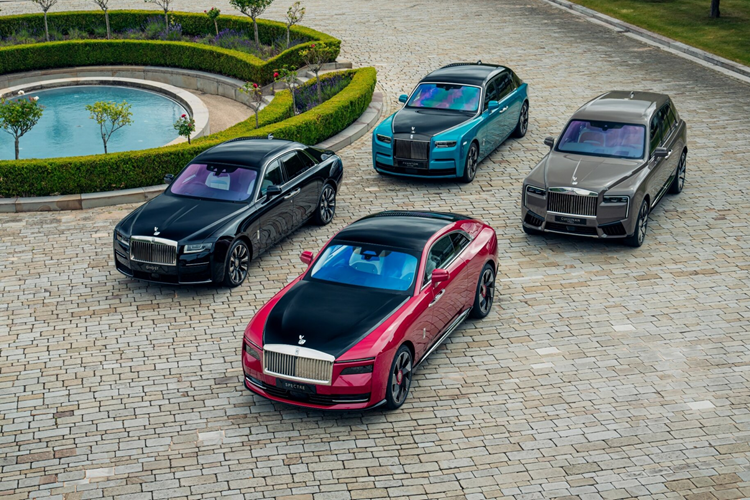 Rolls-Royce Motor Cars năm nay đã mang đến Lễ hội tốc độ Goodwood 2024 với 4 mẫu xe Rolls-Royce cá nhân hoá Bepsoke dựa trên 4 dòng xe chính của thương hiệu bao gồm Phantom Extended, Ghost, Spectre và phiên bản mới nhất của Cullinan, mỗi chiếc sẽ mang đến sự thể hiện độc đáo về tay nghề thủ công vô song độc đáo của thương hiệu.