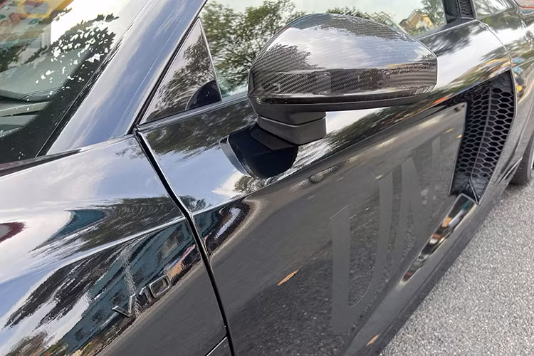 Bộ mâm đa chấu kích thước 19 inch của Audi R8 V10 Plus đời 2016 này cũng sơn được đen, mang đến tổng thể hầm hố, huyền bí hơn. Bên trong là cùm phanh màu xám không quá nổi bật.