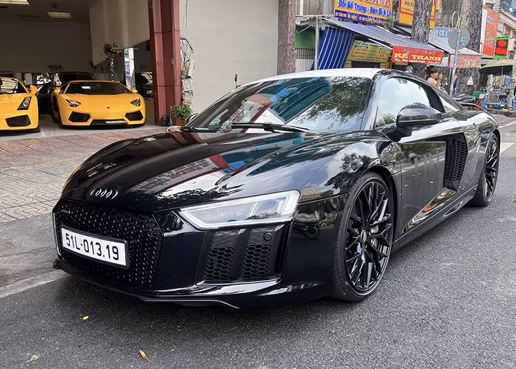 Năm 2018, ông Đặng Lê Nguyên Vũ bán đi chiếc Audi R8 V10 Plus màu đen chỉ sau vài tháng sử dụng. Đó là chiếc R8 V10 Plus thứ 2 về Việt Nam, cập bến vào năm 2016. Sau đó, siêu xe này về tay đại gia Bạc Liêu trước khi đến tay Cường Đô la. 