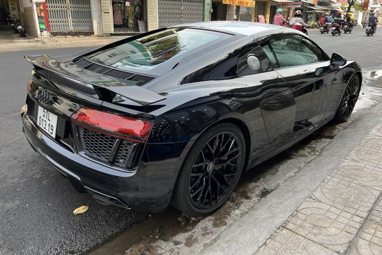 Ngoại thất xe với một số chi tiết làm bằng sợi carbon như líp trước, cánh gió đuôi, ốp gương chiếu hậu, ốp hốc gió bên và bộ khuếch tán.