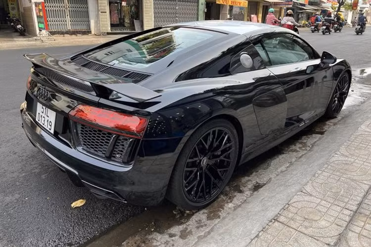 Ngoại thất xe với một số chi tiết làm bằng sợi carbon như líp trước, cánh gió đuôi, ốp gương chiếu hậu, ốp hốc gió bên và bộ khuếch tán.