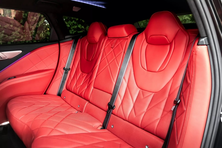 Lớp hoàn thiện màu đen và vàng được trang trí cho ngoại thất xe, từ đây gợi nhớ đến các dự án khác của Manhart, bao gồm cả ở bộ chia gió trước và xung quanh các cửa hút gió. Một bộ mâm xe 24 inch lớn cũng đã được lắp lên xe và được bọc trong lốp trước 295/30 và lốp sau 355/25.