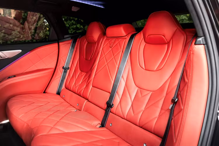 Lớp hoàn thiện màu đen và vàng được trang trí cho ngoại thất xe, từ đây gợi nhớ đến các dự án khác của Manhart, bao gồm cả ở bộ chia gió trước và xung quanh các cửa hút gió. Một bộ mâm xe 24 inch lớn cũng đã được lắp lên xe và được bọc trong lốp trước 295/30 và lốp sau 355/25.