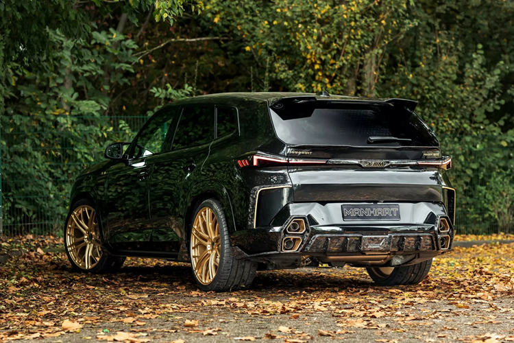 Siêu SUV MHXM 900 II mới này cũng được trang bị bộ cùm phanh sơn vàng và lò xo hạ thấp H&amp;R góp phần tạo nên thiết kế ấn tượng. Manhart đã thực hiện ít thay đổi hơn đối với nội thất quen thuộc của BMW, mặc dù vô lăng có huy hiệu mới và có một số bộ phận sợi carbon bổ sung.