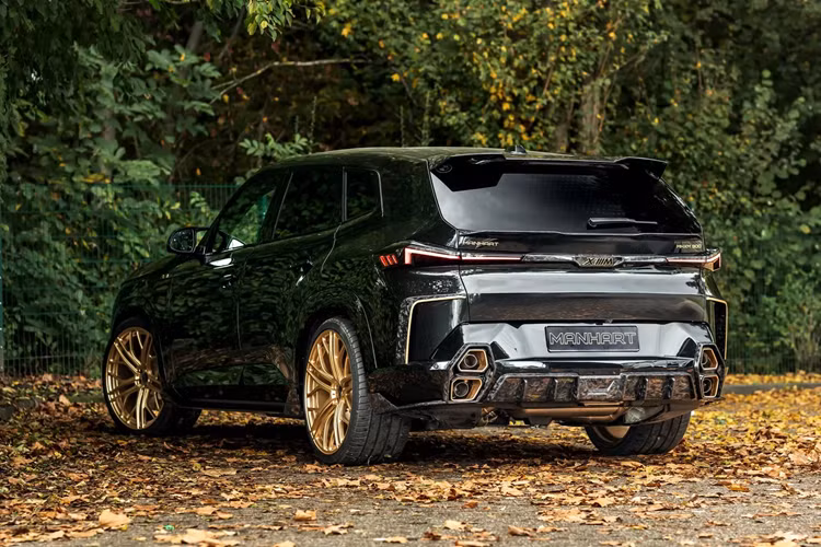 Siêu SUV MHXM 900 II mới này cũng được trang bị bộ cùm phanh sơn vàng và lò xo hạ thấp H&amp;R góp phần tạo nên thiết kế ấn tượng. Manhart đã thực hiện ít thay đổi hơn đối với nội thất quen thuộc của BMW, mặc dù vô lăng có huy hiệu mới và có một số bộ phận sợi carbon bổ sung.