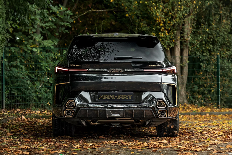 Những lốp sau này có cùng chiều rộng với lốp của Bugatti Chiron và đủ để chịu được sức nặng của chiếc SUV này. Ở phần đuôi xe, chiếc xe được trang bị bộ khuếch tán lớn cùng hệ thống xả mạ viền vàng. Xe cũng được trang bị rất nhiều chi tiết sợi carbon rèn ở bên ngoài.