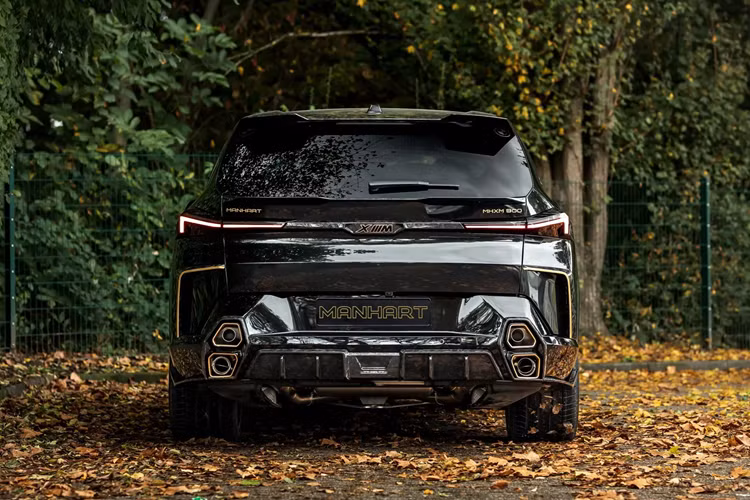 Những lốp sau này có cùng chiều rộng với lốp của Bugatti Chiron và đủ để chịu được sức nặng của chiếc SUV này. Ở phần đuôi xe, chiếc xe được trang bị bộ khuếch tán lớn cùng hệ thống xả mạ viền vàng. Xe cũng được trang bị rất nhiều chi tiết sợi carbon rèn ở bên ngoài.