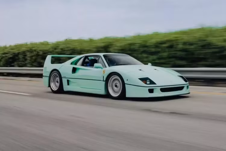 Chiếc Ferrari F40 triệu đô này có số khung gầm là 88538, ban đầu được sơn màu đỏ Rosso Corsa truyền thống của hãng xe "ngựa chồm" và được giao cho người mua đầu tiên ở Đức. Sau đó, nó được mua bởi chủ tịch của German Ferrari Club lúc bấy giờ nhưng bị hư hỏng vào năm 1998, sau đó, xe được bán cho đại gia ở Hà Lan.