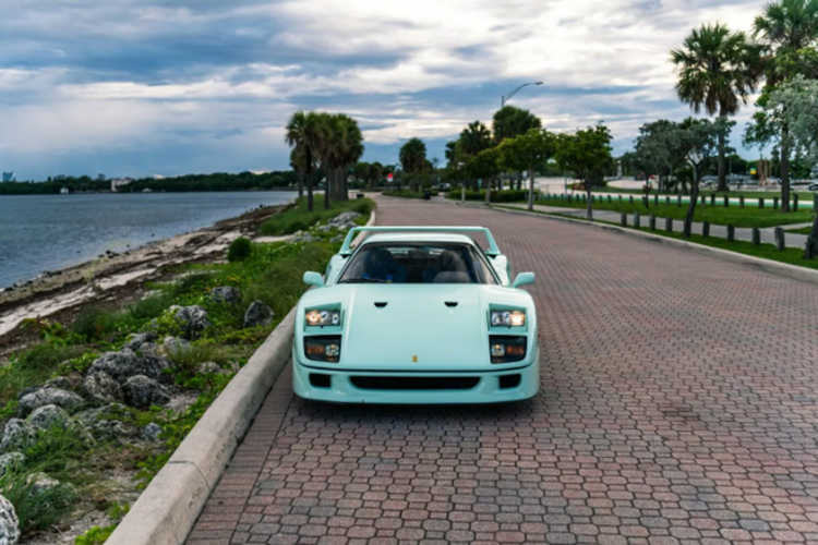 Nhờ lớp sơn đặc biệt, chiếc xe thường được gọi là 'Minty Forty', và vẫn giữ nguyên động cơ và hộp số có số tương ứng. Tất cả các xe F40 đều được sơn màu Rosso Corsa tại nhà máy, và mặc dù nhiều xe đã được sơn lại kể từ đó, nhưng không có chiếc nào ấn tượng như chiếc này.