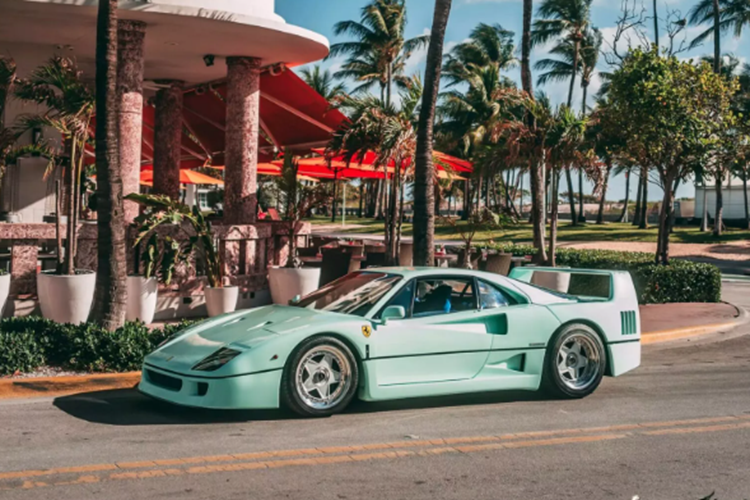 Thay vì sơn lại màu đỏ một lần nữa, chủ sở hữu đã lấy cảm hứng từ một chiếc 250 GTO – số khung 3505 – và sơn lại nó bằng một tông màu xanh lá cây nhạt đáng yêu. Nội thất cũng đã được trang trí lại bằng vải bọc màu xanh lam.