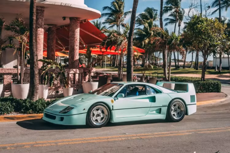 Thay vì sơn lại màu đỏ một lần nữa, chủ sở hữu đã lấy cảm hứng từ một chiếc 250 GTO – số khung 3505 – và sơn lại nó bằng một tông màu xanh lá cây nhạt đáng yêu. Nội thất cũng đã được trang trí lại bằng vải bọc màu xanh lam.