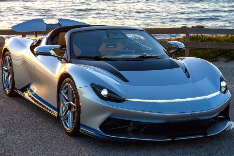 Pininfarina Battista Targamerica bản mui trần chạy điện sẽ được ra mắt vào thứ Năm trong tuần lễ Xe hơi Monterey 2024 tới. Targamerica là chiếc xe được chế tạo riêng dành cho một khách hàng đặc biệt của Pininfarina, người đã sở hữu một chiếc Battista phiên bản Coupe. 