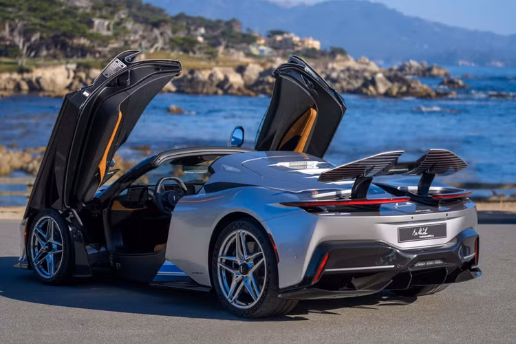 Automobili Pininfarina sẽ trưng bày Targamerica tại The Quail vào thứ Sáu, sau thời điểm đó khách hàng sẽ chính thức nhận bàn giao chiếc xe này. Nhà sản xuất ôtô không cho biết liệu họ số lượng và giá xe Pininfarina Battista Targamerica 2025, nhưng rất có thể sẽ không chỉ có một chiếc ra đời.