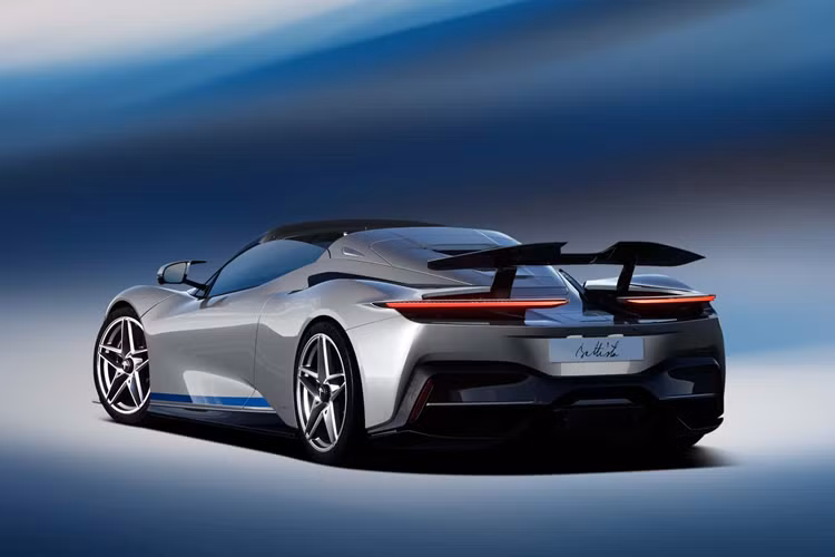 Battista là một dòng sản phẩm của thương hiệu thiết kế Automobili Pininfarina, một chi nhánh có trụ sở tại Đức của nhà thiết kế huyền thoại Ý, thuộc sở hữu của Mahindra của Ấn Độ. Mẫu xe Battista được thiết kế dựa trên siêu xe Rimac Nevera và cung cấp công suất đáng kinh ngạc 1.900 mã lực từ bốn động cơ điện.