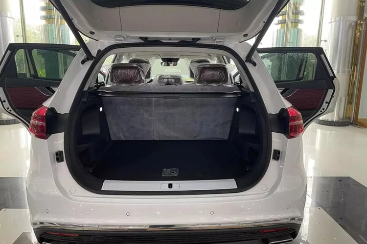 Xe cũng có cửa sổ trời toàn cảnh, phanh tay điện tử, điều hòa tự động, cửa gió dành cho hàng ghế sau và màn hình hiển thị thông tin kính lái HUD. "Trái tim" của Hồng Kỳ HS5 tại Việt Nam là động cơ xăng 4 xi-lanh, tăng áp, dung tích 2.0L với công suất tối đa 224 mã lực và mô-men xoắn cực đại 340 Nm.