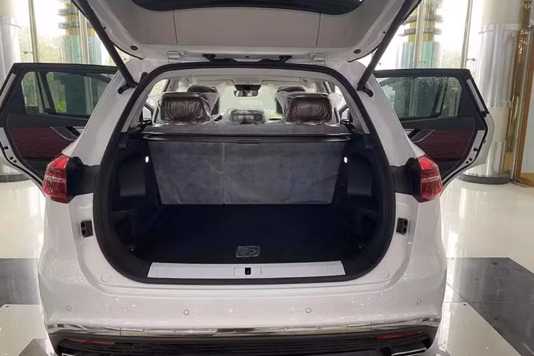 Xe cũng có cửa sổ trời toàn cảnh, phanh tay điện tử, điều hòa tự động, cửa gió dành cho hàng ghế sau và màn hình hiển thị thông tin kính lái HUD. "Trái tim" của Hồng Kỳ HS5 tại Việt Nam là động cơ xăng 4 xi-lanh, tăng áp, dung tích 2.0L với công suất tối đa 224 mã lực và mô-men xoắn cực đại 340 Nm.