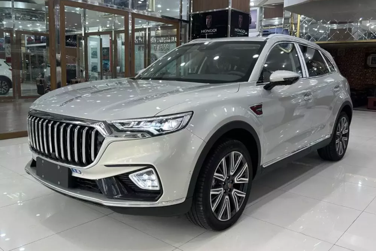 Động cơ đi với hộp số tự động ly hợp kép 7 cấp và hệ dẫn động cầu trước. Hệ thống treo khí nén thích ứng cũng được trang bị cho mẫu xe này. Tại Việt Nam, Hồng Kỳ HS5 có 3 màu sắc là đen, trắng và vàng cát. Nhân viên tư vấn bán hàng tại đại lý cho biết xe sẽ được giao luôn trước Tết Nguyên đán.