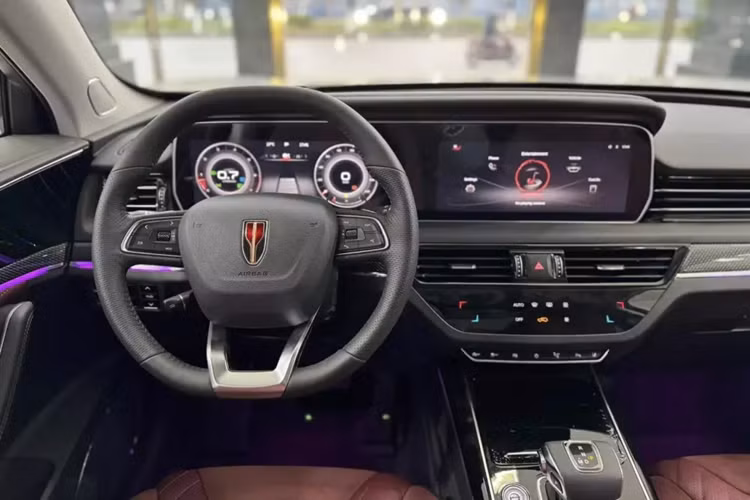 Là sản phẩm do công ty thiết kế Italdesign của Ý chắp bút, Hồng Kỳ HS5 đời cũ sở hữu lưới tản nhiệt cỡ lớn với những nan mạ crôm nằm dọc dạng thác nước. Nằm hai bên lưới tản nhiệt là cụm đèn pha LED nhỏ gọn, tích hợp dải đèn LED định vị ban ngày.