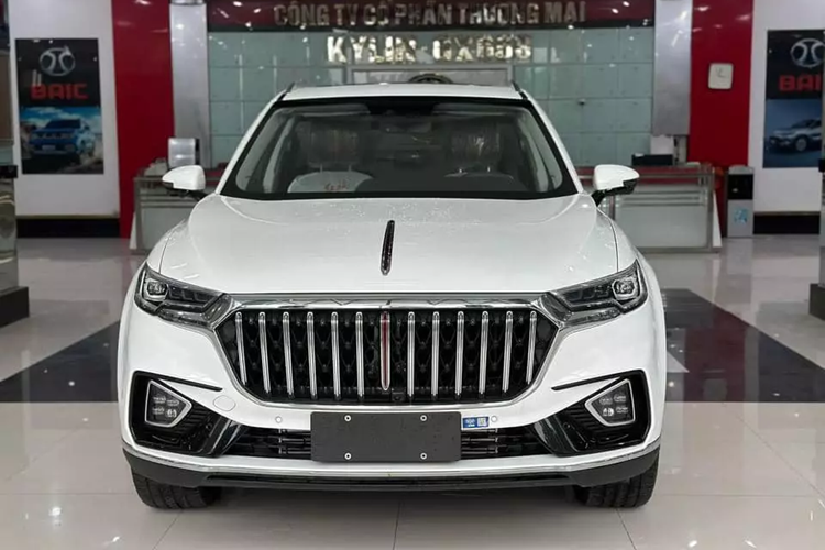 Ngoài ra, Hồng Kỳ HS5 còn sở hữu đường dập gân nổi bật kéo dài từ chắn bùn trước đến đèn hậu, vành hợp kim 20 inch với thiết kế 6 chấu kép phay xước 2 màu thể thao, đi kèm lốp Michelin 255/45R20. Ở phía sau, xe được trang bị cụm đèn hậu nằm ngang, nối với nhau bằng nẹp mạ crôm.