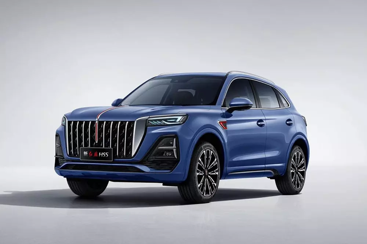 Hồng Kỳ HS5 sở hữu kích thước dài x rộng x cao lần lượt là 4.760 x 1.907 x 1.700 mm và chiều dài cơ sở 2.870 mm. Với kích thước này, xe là đối thủ của Hyundai Santa Fe, Kia Sorento và Mazda CX-8 tại Việt Nam.