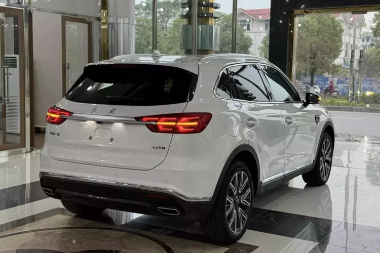 Cũng cần phải nói thêm rằng SUV Hồng Kỳ HS5 được bán ở Việt Nam thuộc phiên bản cũ, ra đời từ năm 2019. Trong năm ngoái, mẫu xe này đã được bổ sung phiên bản mới ở thị trường Trung Quốc.