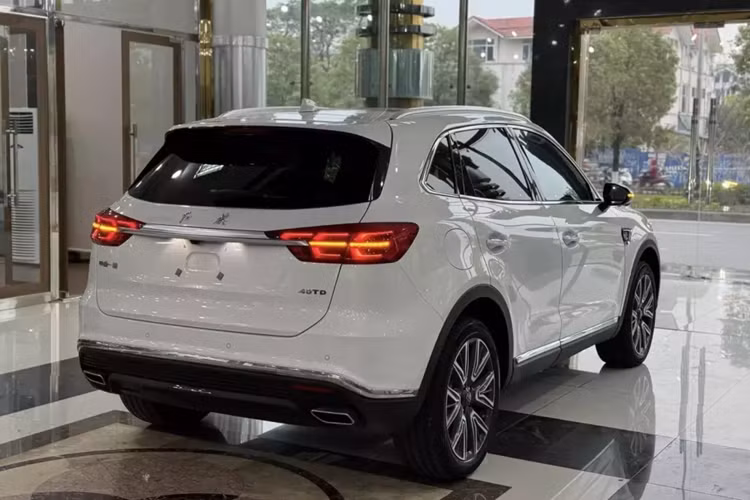 Cũng cần phải nói thêm rằng SUV Hồng Kỳ HS5 được bán ở Việt Nam thuộc phiên bản cũ, ra đời từ năm 2019. Trong năm ngoái, mẫu xe này đã được bổ sung phiên bản mới ở thị trường Trung Quốc.