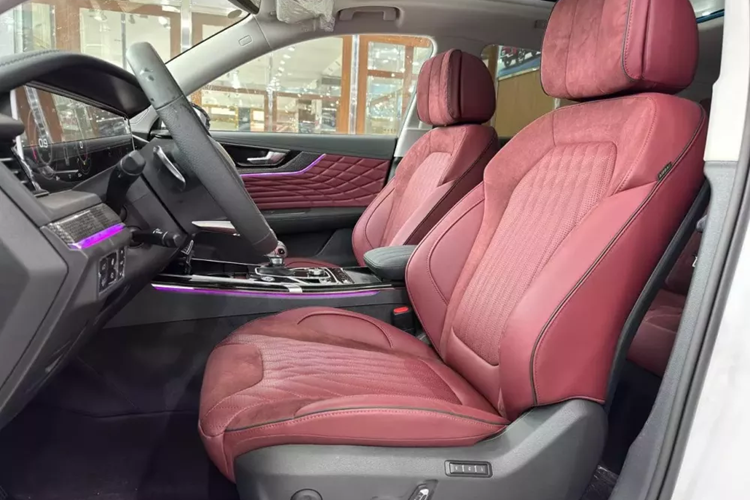 Tuy có chiều dài cơ sở khá lớn nhưng Hồng Kỳ HS5 lại chỉ được trang bị nội thất 2 hàng ghế với 5 chỗ ngồi. Ghế của xe được bọc da pha da lộn để tăng cảm giác sang trọng.