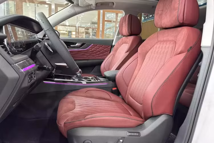 Tuy có chiều dài cơ sở khá lớn nhưng Hồng Kỳ HS5 lại chỉ được trang bị nội thất 2 hàng ghế với 5 chỗ ngồi. Ghế của xe được bọc da pha da lộn để tăng cảm giác sang trọng.