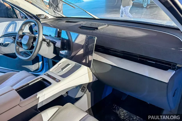 Những tính năng ấn tượng khác bên trong Chery Omoda 7 bao gồm hệ thống nước hoa, hệ thống âm thanh Sony 12+2 loa và công nghệ ngăn âm thanh động cơ lọt vào nội thất để mang đến cảm giác yên tĩnh hơn. Tiếp theo đó là hệ thống phanh điện tử nâng cao và không dưới 18 tính năng an toàn chủ động ADAS.