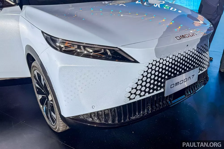 Bên cạnh đó là cụm đèn pha sắc sảo, góc cạnh và hốc gió trung tâm rộng trên cản trước, khá giống mẫu ô tô điện Omoda E5. Ngoài ra, Chery Omoda 7 còn dùng bộ vành hợp kim 20 inch với thiết kế đa chấu, phay xước 2 màu, tay nắm cửa thông thường, đường chân kính hất lên ở cột C và nóc dốc về phía sau.