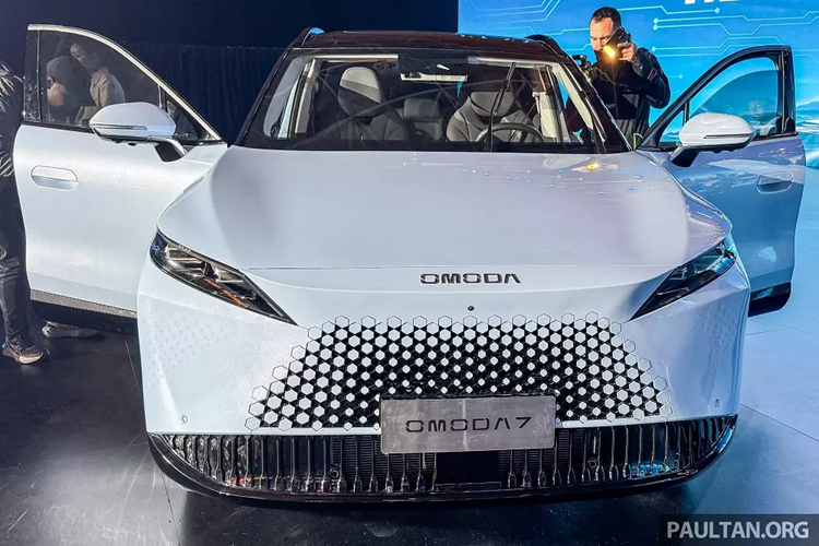Mẫu xe SUV Chery Omoda 7 kết hợp 3 ý tưởng thiết kế, bao gồm Dynamic (linh hoạt), Avant-garde (tiên phong) và Futuristic (tương lai). Mẫu xe này sở hữu ngoại hình khá táo bạo với lưới tản nhiệt hình thang không viền trên đầu xe, gợi liên tưởng đến Lexus RX thế hệ mới.