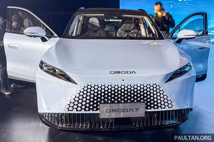 Mẫu xe SUV Chery Omoda 7 kết hợp 3 ý tưởng thiết kế, bao gồm Dynamic (linh hoạt), Avant-garde (tiên phong) và Futuristic (tương lai). Mẫu xe này sở hữu ngoại hình khá táo bạo với lưới tản nhiệt hình thang không viền trên đầu xe, gợi liên tưởng đến Lexus RX thế hệ mới.