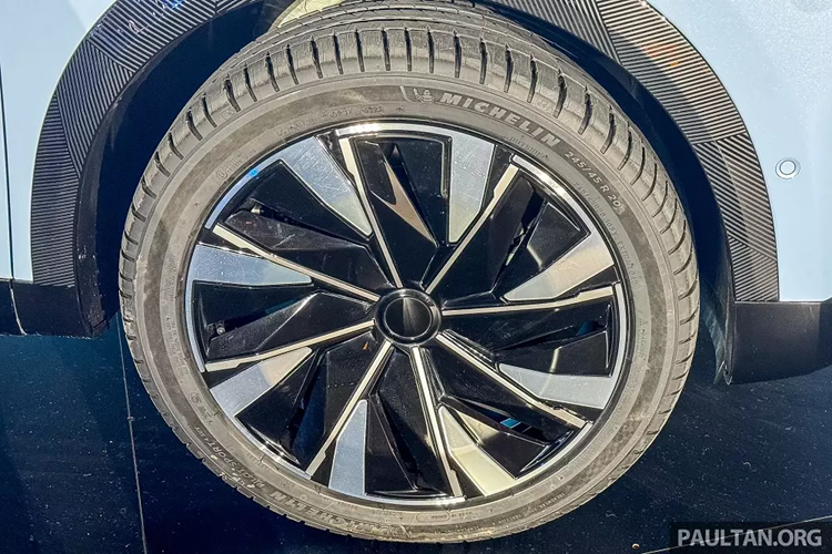 Thêm vào đó là kính chắn gió sau khá ngắn và dốc sâu cùng cụm đèn hậu nằm vắt ngang đuôi xe. Bên trong Chery Omoda 7 cũng có khá nhiều chi tiết thú vị. Trong đó, đáng chú ý là vô lăng lấy cảm hứng từ tay cầm của trò chơi điện tử PlayStation 5. Theo hãng Chery, vô lăng này chẳng những dễ sử dụng mà còn tối đa hóa trải nghiệm thú vị cho người lái.