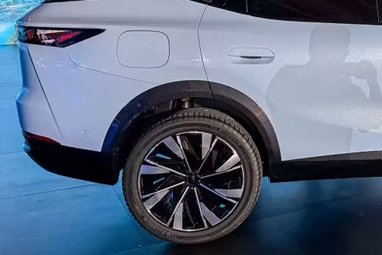 Theo hãng Chery, hệ truyền động này chỉ tiêu thụ lượng xăng trung bình 4,89 lít/100 km và giúp xe chạy được quãng đương tổng cộng 1.250 km. Trong tương lai, xe sẽ có thêm phiên bản máy xăng thông thường. Phiên bản này có thể sẽ dùng động cơ xăng 4 xi-lanh, dung tích 1.6L tương tự Jaecoo J7.