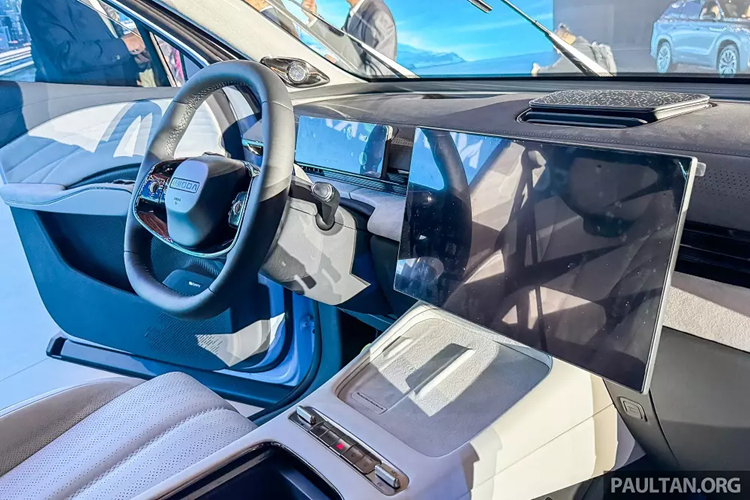 Tương tự vô lăng, ghế trước của xe cũng được thiết kế theo phong cách ghế dành cho các game thủ. Ghế được bọc bằng da nubuck với các đường chỉ tạo cảm giác thể thao. Chưa hết, Chery Omoda 7 còn có màn hình cảm ứng trung tâm 15,6 inch, có thể trượt sang bên cạnh và dừng trước mặt hành khách phía trước.