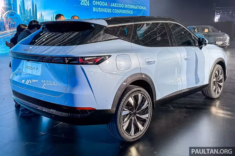 Tuy nhiên, khác với Omoda 5, Chery Omoda 7 sẽ không có phiên bản thuần điện EV. Hiện chưa rõ thương hiệu Omoda có dự định đưa mẫu SUV cỡ C mới này về Việt Nam để phân phối chính hãng hay không.