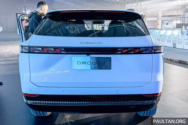 Theo kế hoạch, hai thương hiệu Omoda và Jaecoo của Chery sẽ ra mắt thị trường Việt Nam trong năm nay. Hai thương hiệu này sẽ bán 4 mẫu xe ở Việt Nam trong giai đoạn đầu, bao gồm Omoda C5, Omoda E5, Jaecoo J7 và Jaecoo J7 PHEV. Hiện giá xe Chery Omoda 7 2024 chưa công bố.