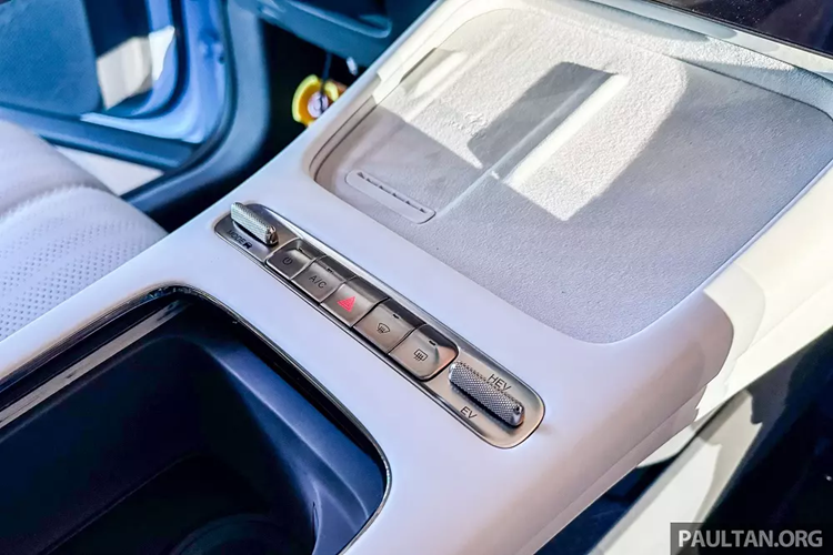 Ngoài những tính năng ADAS quen thuộc, mẫu xe này còn sở hữu hệ thống hỗ trợ chuyển làn đường kích hoạt bằng giọng nói. Nằm bên dưới nắp ca-pô của Chery Omoda 7 là hệ truyền động plug-in hybrid (PHEV), bao gồm máy xăng 4 xi-lanh, tăng áp, dung tích 1.5L.