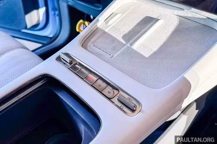 Ngoài những tính năng ADAS quen thuộc, mẫu xe này còn sở hữu hệ thống hỗ trợ chuyển làn đường kích hoạt bằng giọng nói. Nằm bên dưới nắp ca-pô của Chery Omoda 7 là hệ truyền động plug-in hybrid (PHEV), bao gồm máy xăng 4 xi-lanh, tăng áp, dung tích 1.5L.